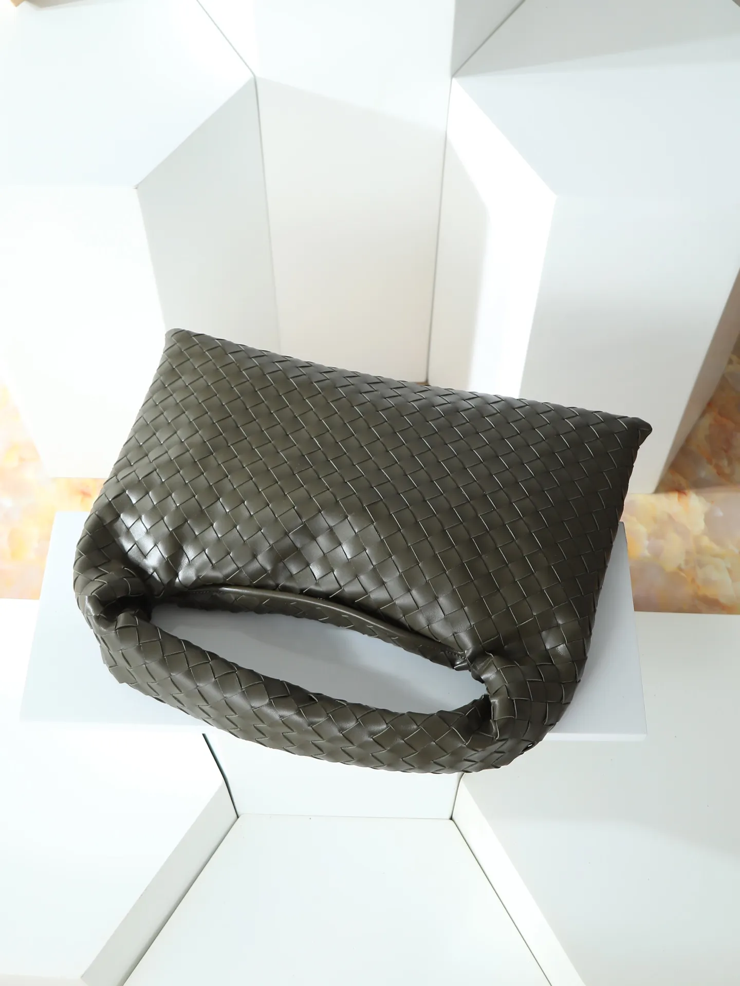 1180. #Bv’s new medium size HO 796262. The bag body and handles are made of a whole piece of woven leather. The bag body is soft and lazy. Ho symbolizes the praise of innovation and eternal craftsmanship [love]. The pyramid silhouette combines practicality and fashion. It is modern and casual. The double-sided closure design of the bag mouth is more convenient and safe! Made of soft cowhide and full of texture, this is a must-have for fashionable ladies who like minimalism, comfort and casualness! Dimensions: 46x21x10